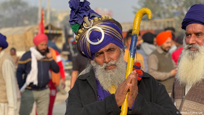 India Narendra Modi Drops In On Sikh Temple Amid Protests News Dw 20 12 2020