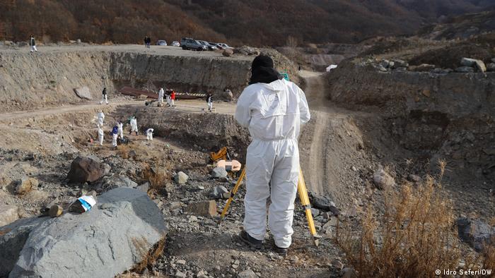 Serbien Exhumierung eines Massengrabes in Kiževak