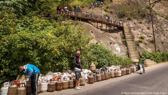 Venezolanos hacen fila en la calle para poder rellenar garrafas de gas. (Caracas, noviembre de 2020).