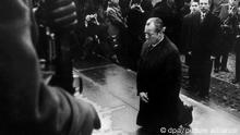 ARCHIV - Bundeskanzler Willy Brandt kniet am 7. Dezember 1970 vor dem Mahnmal im einstigen jüdischen Ghetto in Warschau, das den Helden des Ghetto-Aufstandes vom April 1943 gewidmet ist. Das Bild ging um die Welt. Es wurde zum Symbol der deutsch-polnischen Aussöhnung. Am 20. Oktober 1971 traf im Bonner Bundestag ein Telegramm mit einer sensationellen Nachricht ein: Bundeskanzler Willy Brandt erhält für seine Ostpolitik den Friedensnobelpreis. Foto: dpa (zu dpa Vor 40 Jahren gewann Brandt den Friedensnobelpreis vom 19.10.2011) +++ dpa-Bildfunk +++