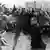 Willy Brandt kniet vor dem Mahnmal, Fotgrafen knipsen ihn 
