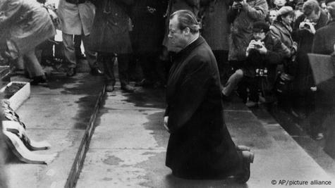 Варшава, 1970 година I Германскиот канцелар Вили Брант на колена пред споменикот на Еврејските херои 
