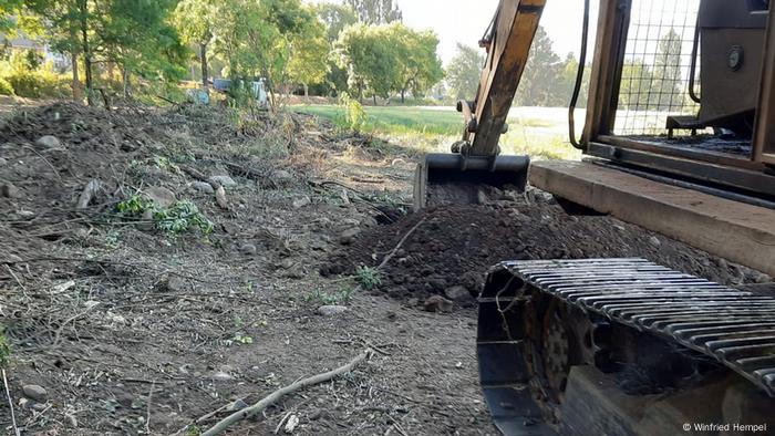 Este terreno corresponde a la zona declarada monumento nacional y protegida por ley. Los administradores de Villa Baviera aseguran que se realizó un desmalezamiento de zarzamora y matorrales. Abogados de las víctimas denuncian movimiento de tierra que podría interferir en los peritajes.
