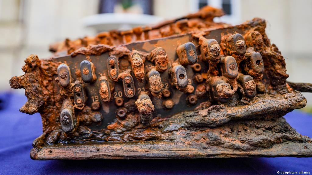 German Divers Hand Over Enigma Encryption Machine In Baltic News Dw 04 12