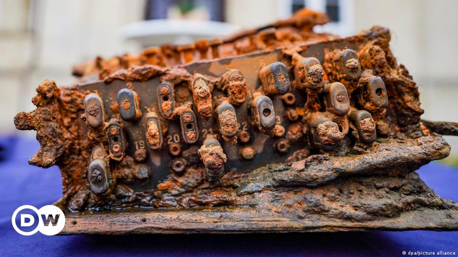 German Divers Hand Over Enigma Encryption Machine In Baltic News Dw 04 12
