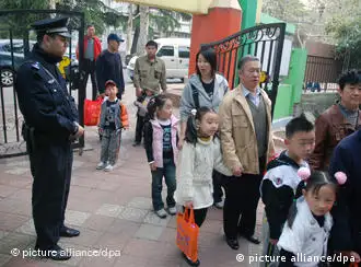 中国独生子女政策引起质疑