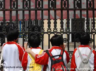 Students look at the closed campus after a man stabbed 13 elementary school students outside the campus in Nanping in southeast China's Fujian province, on 23 March 2010. Eight students were killed by the man who was told to be a former doctor with mental problems. EPA/LIN FENG +++(c) dpa - Bildfunk+++