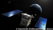 05.12.2020
Die japanische Raumsonde Hayabusa 2 fliegt Richtung Erde (undatierte grafische Darstellung). Die japanische Raumsonde «Hayabusa 2» hat 05.12.2020 im Weltall eine Kapsel mit Proben des Asteroiden Ryugu abgetrennt und sie auf den Weg Richtung Erde geschickt.