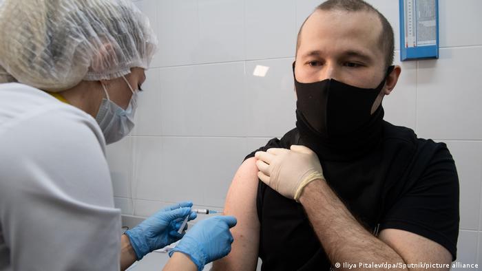 Rússia começa vacinação em massa contra covid-19 | Notícias internacionais  e análises | DW | 05.12.2020