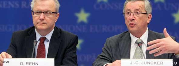 Kommissar Rehn und Eurogruppen-Präsident Juncker nebeneinander bei einer Pressekonferenz