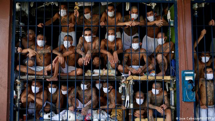 Miembros de pandillas en la cárcel de Quezaltepeque en El Salvador
