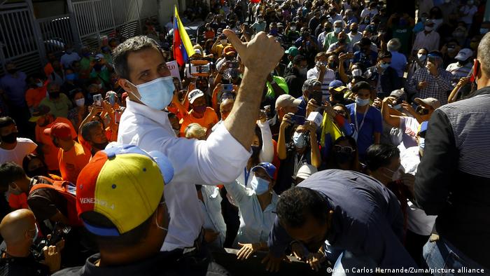 Лідер опозиції Хуан Гуайдо, що закликав бойкотувати голосування, на мітингу за декілька днів до парламентських виборів