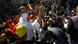 Presidente encarregado venezuelano Juan Guaidó, de máscara protetora, ergue polegar em meio a multidão Presidente encarregado venezuelano Juan Guaidó, de máscara protetora, ergue polegar em meio a multidão