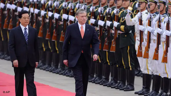 Horst Köhler und Hu Jintao passieren auf einem roten Teppich die Ehrengarde in Peking (Foto: AP)