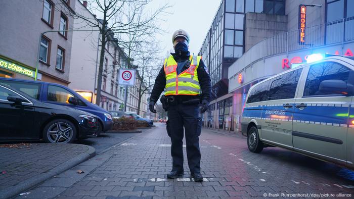 500 Kilogram Wwii Bomb Sparks Evacuation In Frankfurt News Dw 06 12 2020