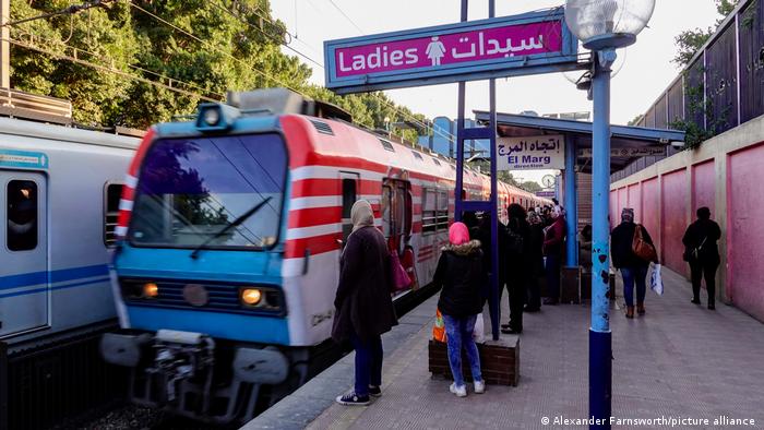 فصل بين النساء والرجال في قطارات الميترو بالقاهرة 
