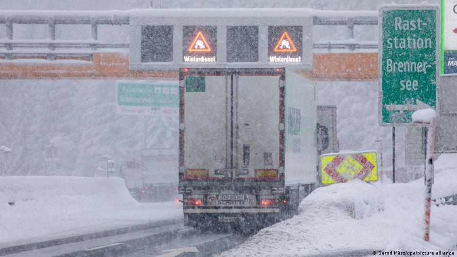 Через снігопади у Альпах виникли проблеми із рухом транспорту