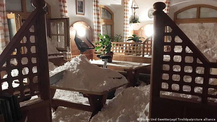 Сніг у приміщенні ресторану після сходження лавини у Східному Тиролі