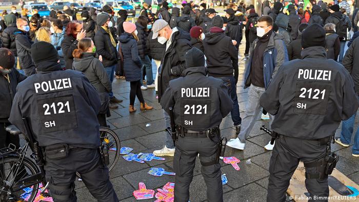 Поліція в Бремені в районі збору учасників контрдемонстрації проти руху Querdenken