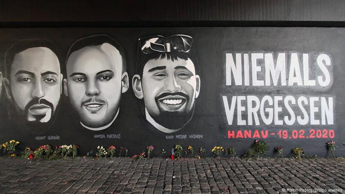 Große Wandgrafik mit drei Opfern des Hanau-Angreifers