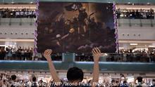 World Press Photo 2020, Kategorie GENERAL NEWS - FIRST PRIZE, STORIES (daraus das Motiv): Ein Mann hält ein Plakat in der Hand, während sich die Menschen zum Singen von Glory to Hong Kong versammelt haben - ein Protestlied, das in der Stadt als inoffizielle Hymne an Popularität gewonnen hat (Titel Hong Kong Unrest). Die Jury des renommierten Wettbewerbs World Press Photo 2020 gab am 16.04.2020 die Preisträger bekannt.