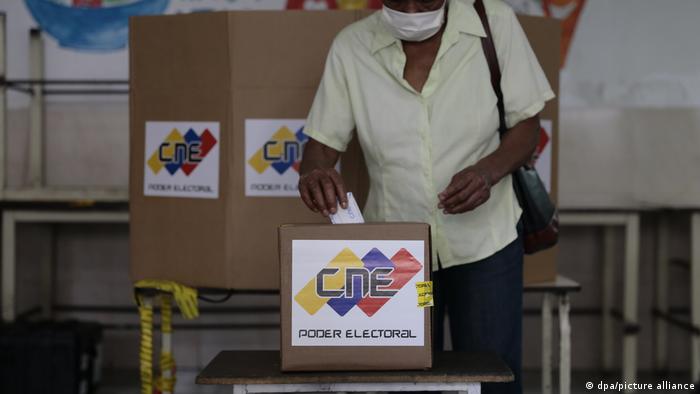 Избирательный участок в Венесуэле на парламентских выборах (фото из архива)