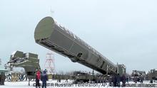 HANDOUT - 01.03.2018, Russland, Ort unbekannt: Dieses vom russischen Fernsehsender RU-RTR via AP zur Verfügung gestellte Standbild zeigt eine neue Sarmat-Interkontinentalrakete. Das Stockholmer Friedensforschungsinstitut Sipri warnt vor besorgniserregenden Trends bei der atomaren Bewaffnung. Der Abbau der Arsenale in aller Welt habe sich in den vergangenen Jahren entscheidend verlangsamt, sagte der Sipri-Experte Shannon Kile der Deutschen Presse-Agentur. Die Regierungen aller Atommächte seien zudem dabei, ihre Atomarsenale zu modernisieren. +++ dpa-Bildfunk +++