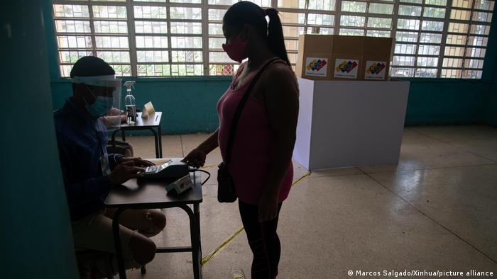 Venezuela Parlamentswahlen Wahllokal