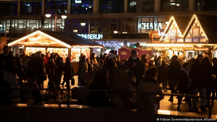 Aglomeração durante a pandemia em Berlim: barracas de quentão viraram atração turística
