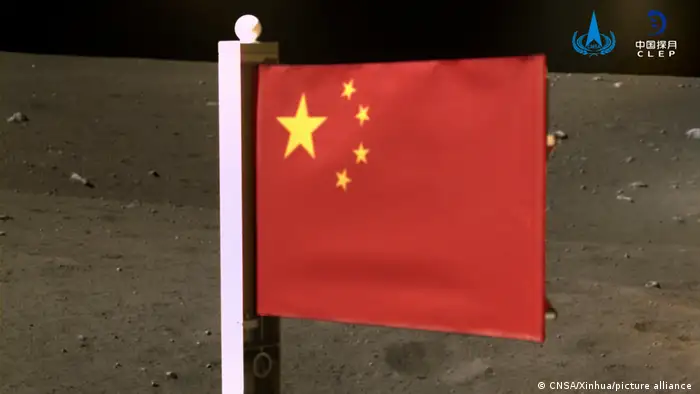 Chinas rote Flagge auf dem Mond gehisst