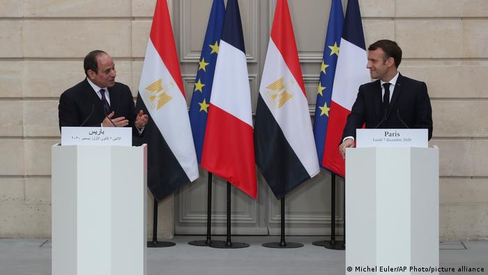 الرئيس الفرنسي إيمانويل ماكرون مع نظيره المصري عبدالفتاح السيسي