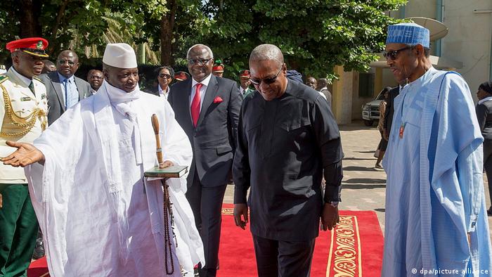 L'ancien président Jammeh accompagnée des dirigeants de la Cédéao de l'époque