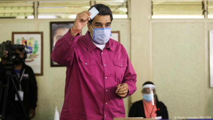 Nicolás Maduro, con mascarilla, deposita su voto en los comicios parlamentarios.