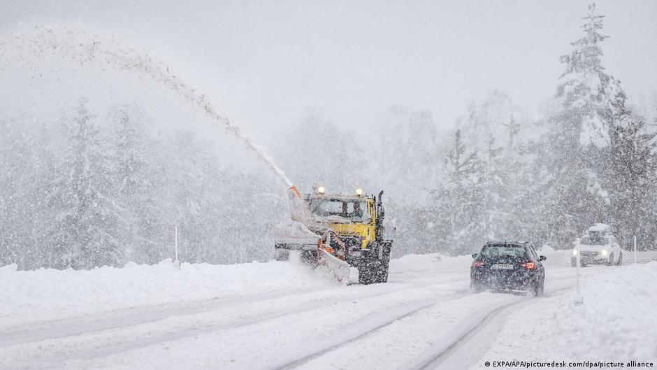 Nie miał łańcuchów. Samochód spadł w przepaść