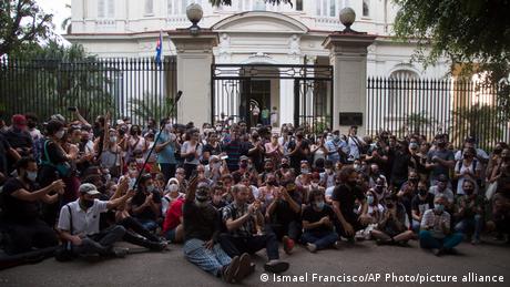 Artistas plantados en protesta de más de 12 horas frente al Ministerio de Cultura de Cuba, el pasado 27 de noviembre.