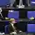 Ministros Peter Altmaier e Olaf Scholz debatem com premiê Angela Merkel no Parlamento