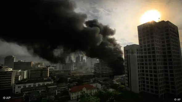 Rauchsäule über dem Chulalongkorn-Krankenhaus in Bangkok (Foto: AP)