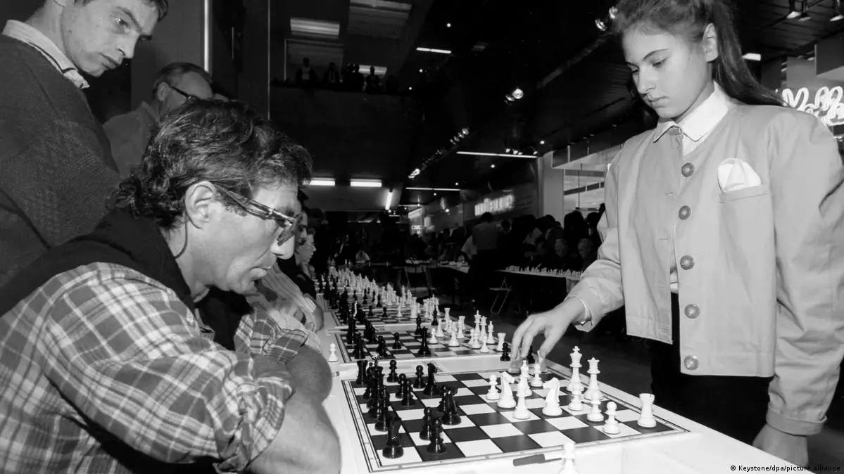 Beth vs 12 Players, Simul Chess Scene