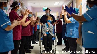 Μία 90χρονη από το Κόβεντρι έκανε το πρώτο εμβόλιο στη Μ.Βρετανία Μία 90χρονη από το Κόβεντρι έκανε το πρώτο εμβόλιο στη Μ.Βρετανία