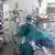 Enfermeira examina um paciente em unidade de terapia intensiva num hospital na Baviera 