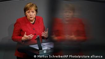 Ангела Меркель, выступая перед депутатами бундестага, призвала к введению жесткого локадуна 