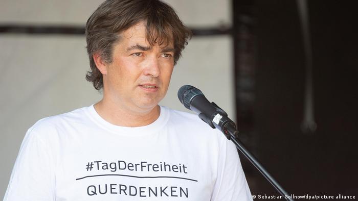 Querdenken-Initiator Michael Ballweg spricht auf einer Kundgebung