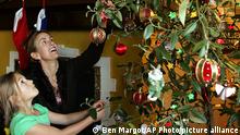 USA Stacy Collins Johnson mit ihren Kindern vor einem Weihnachtsbaum, den man mieten kann
