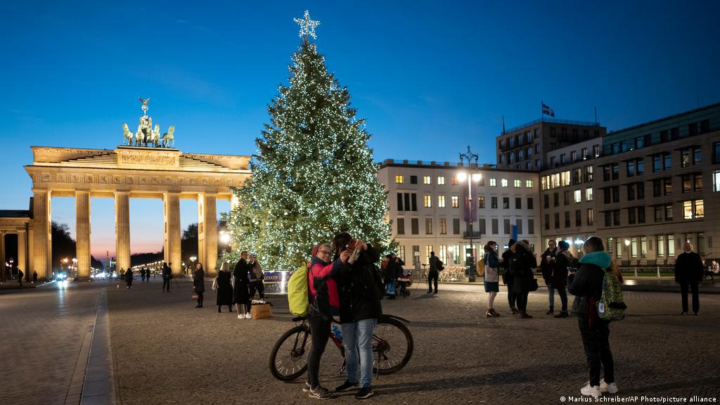 Коронавирус в Германии: жесткий карантин на Рождество неизбежен? | Анализ  событий в политической жизни и обществе Германии | DW | 11.12.2020
