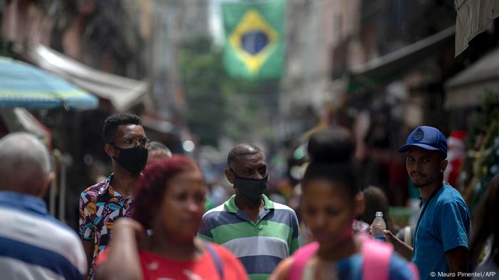 Pessoas no mercado Saara, no Rio de Janeiro
