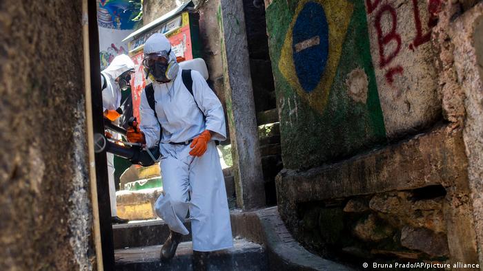 Brasilien Corona l Desinfektion im Slum von Rio de Janeiro
