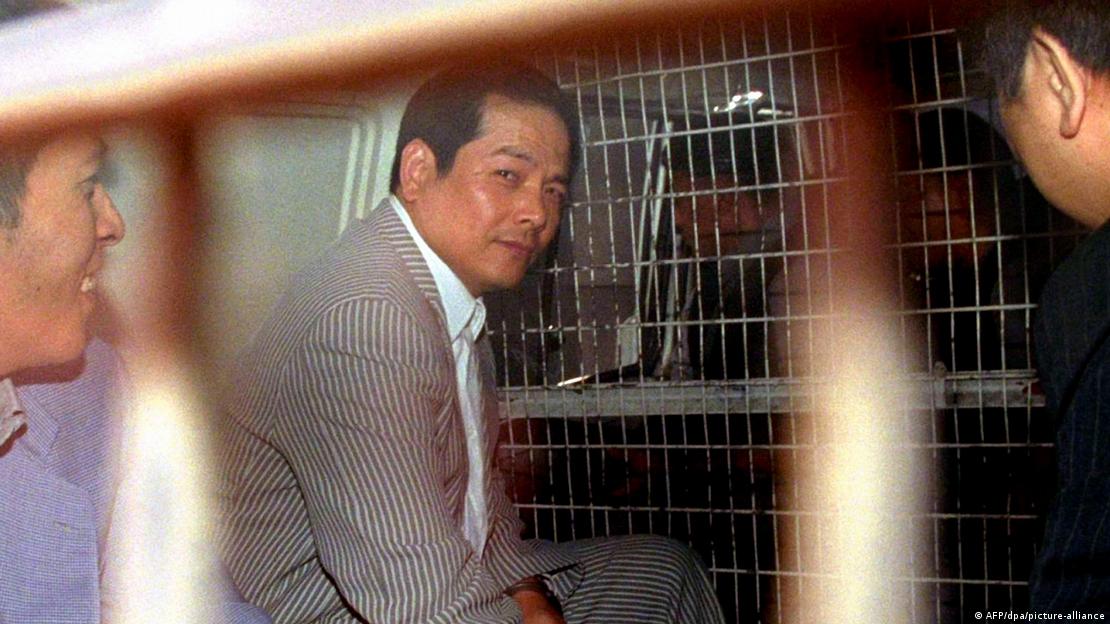 Bosi i mafies kineze, Kuok Koi në një makinë policie në vitin 1999, kur u dënua në Macao