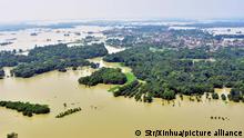 (200806) -- BIHAR, Aug. 6, 2020 (Xinhua) -- Photo taken on Aug. 5, 2020 shows the waterlogged field at Darbhanga district of Bihar, India. (Str/Xinhua) | Keine Weitergabe an Wiederverkäufer.