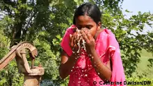 Shivday Kumari, 13, washes her face at a handpump. Elevated handpumps, funded by the local government in consultation with UNICEF and local field partners Bihar Sewa Samiti, ensure that villagers can access clean drinking water even when floodwaters would normally submerge ground level pumps.
Photo: Catherine Davison/DW Oktober 2020