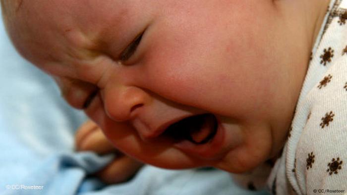 Ein weinendes Baby in Naheinstellung (Foto: CC/Roxeteer)